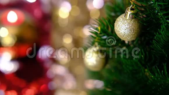 金色的球圣诞树上的玩具随风摇摆新年和圣诞节的魔术视频演讲音乐v视频的预览图