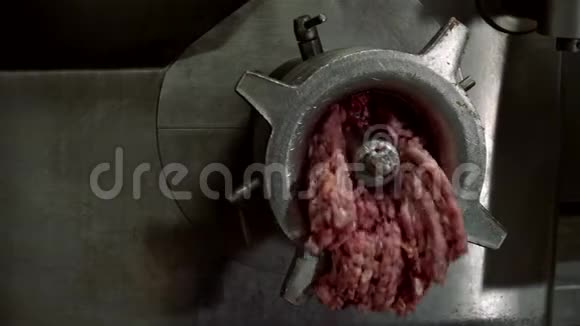 巨大的绞肉机生产碎肉肉类和香肠的工业香肠生产过程视频的预览图