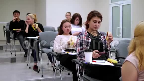 学生们在大学里吃午饭视频的预览图