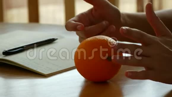 那个女孩手里拿着一个橘子办公室午休时间视频的预览图