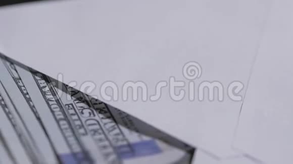 一个带百元钞票的旋转纸信封的特写视频的预览图