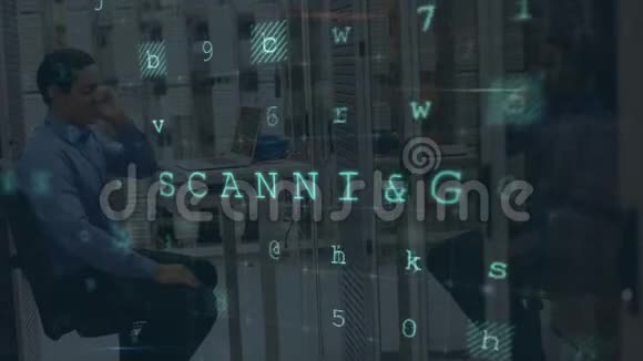 在服务器机房工作的人在移动数据安全信息视频的预览图