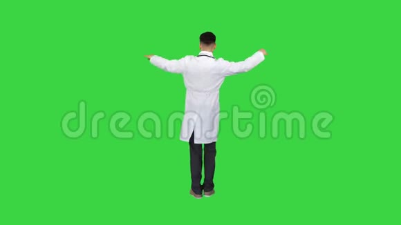 英俊的医生穿着医疗制服在绿色屏幕上跳舞Chroma键视频的预览图