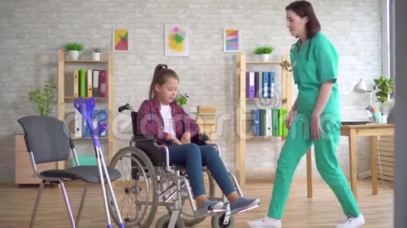 医生检查一个坐轮椅的残疾少女的腿视频的预览图