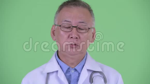 疲惫成熟的日本男医生打哈欠视频的预览图