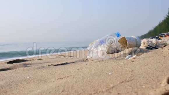 4K塑料污染垃圾在海滩上视频的预览图