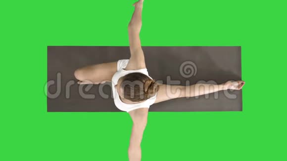 新月膝骨瑜伽练习女白衣服绿色屏幕Chroma键视频的预览图