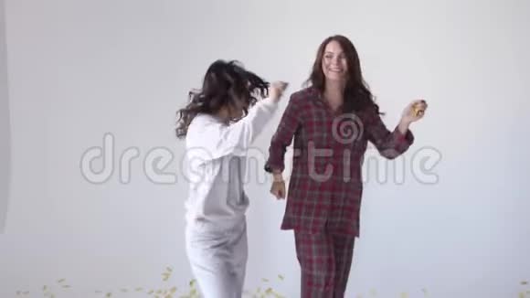 美丽的年轻快乐的女人在白色的背景上感到快乐跳跃和跳舞视频的预览图