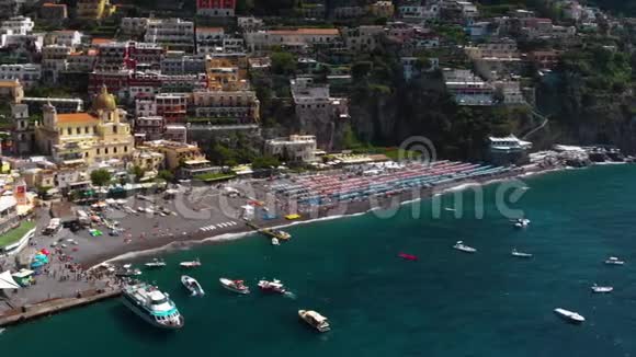 鸟瞰波西塔诺豪华游艇船只和酒店公寓俯瞰泰尔赫尼亚海抵达水中视频的预览图