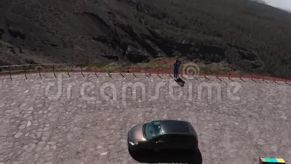 空中观景一对年轻夫妇站在观景台的边缘我们可以看到泰德火山和视频的预览图