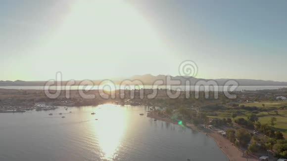 阿兹美丽的哈瓦苏湖的无人机镜头视频的预览图