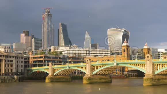 伦敦泰晤士河畔的南华克大桥视频的预览图