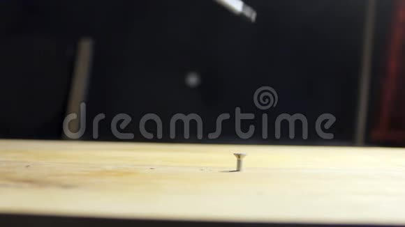 木制板男性手上的松动螺钉视频的预览图
