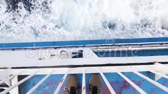 一个年轻人在船上的腿水浪顶景家庭旅行海洋轮船视频的预览图