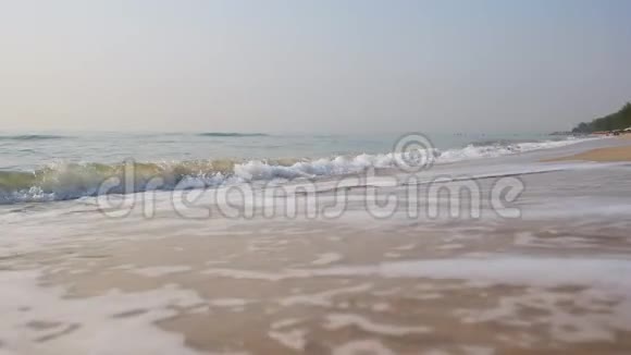 海浪从沙滩上流回来视频的预览图