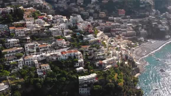 美丽的鸟瞰基础设施和建筑物的波西塔诺市酒店住宅和道路视频的预览图