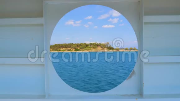 从游轮的船舱看大海从船的舷窗看日落和大海视频的预览图