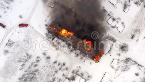 鸟瞰建筑冬季燃烧屋顶视频的预览图