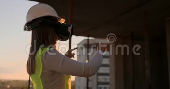 女工程师在哈达与VR眼镜设计建设项目在制造厂视频的预览图