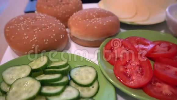 黄瓜西红柿面包奶酪靠近热板烤肉球汉堡视频的预览图