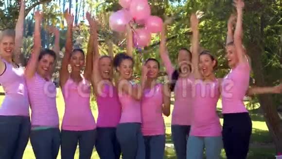 以高质量的格式微笑的妇女粉红色的乳腺癌意识视频的预览图
