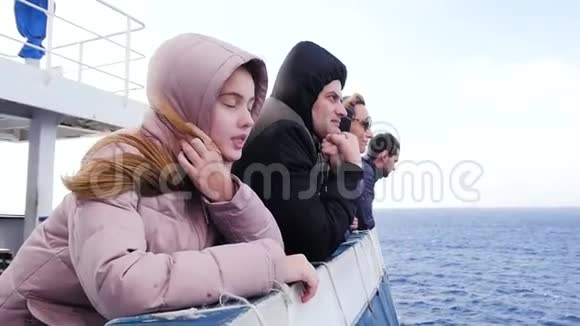 一个穿着粉红色夹克的女孩和她的父亲母亲和兄弟漂浮在船上游客与家人乘船旅行海上视频的预览图