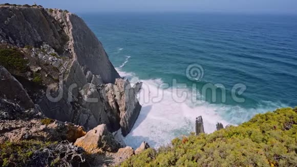 4K观葡萄牙普拉亚格兰德海滩崎岖悬崖大西洋白色海浪冲击着岩石峭壁视频的预览图