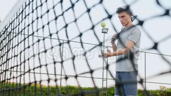 网球运动员在球场上玩网球视频的预览图
