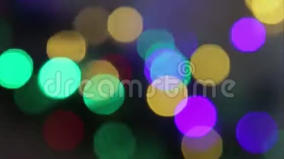 闪烁着红色黄色绿色蓝色和紫色模糊灯光的无运动灯视频的预览图