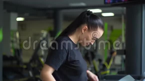 在健身房跑步机上跑步的漂亮女孩视频的预览图
