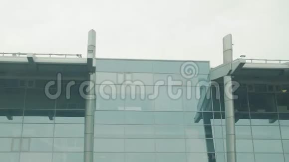 玻璃机场大楼视频的预览图