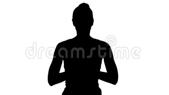 年轻的瑜伽女歌手练习瑜伽做一个新的手势锻炼身体穿白色的t恤视频的预览图