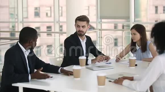 不同的商人在会议室开会时穿着正式的谈判视频的预览图