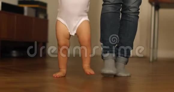 小脚踩在地板上接近婴儿学习散步视频的预览图