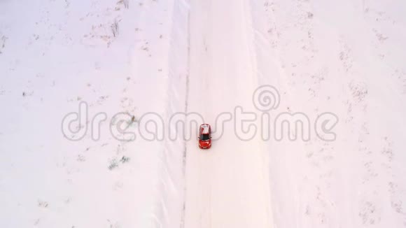 车骑在冬天的雪道上顶景视频的预览图
