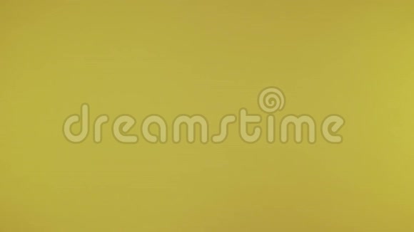 优雅的女性手在一个孤立的黄色背景上用钢笔在笔记本上做笔记4K视频的预览图