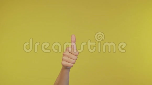 一个快乐的右手女性竖起大拇指在孤立的残酷背景4K视频的预览图