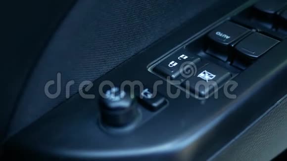 关闭司机手按按钮开关电动开门在车上技术和运输理念视频的预览图