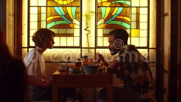 慢动作男人和女人坐在咖啡馆的桌子旁男人喂他的女人视频的预览图
