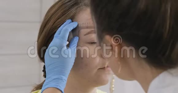 美容师准备永久化妆纹眉毛视频的预览图