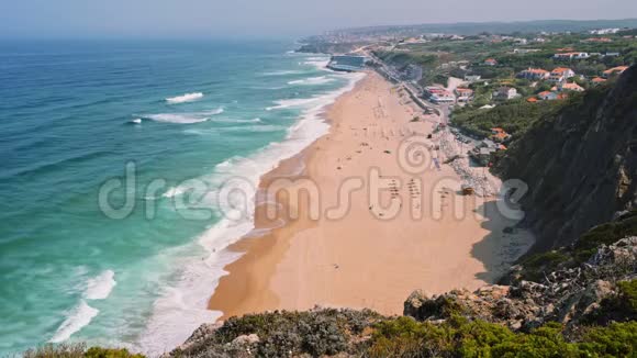 4K观普拉亚格兰德海滩和崎岖的岩石悬崖和奥塞纳波葡萄牙旅行和娱乐视频的预览图