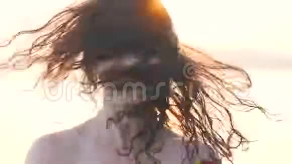 女孩在阳光下摇动她的头发视频的预览图