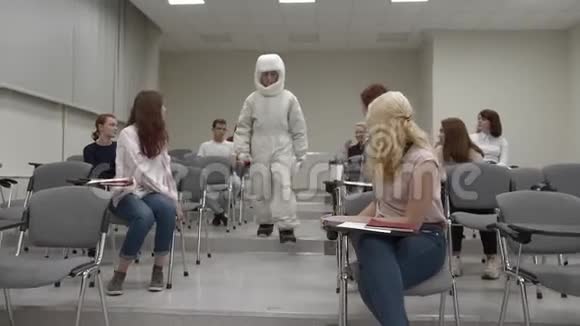 穿太空服的学生走进教室视频的预览图