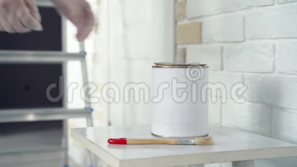 在开始工作前妇女用手套将罐打开并搅拌油漆视频的预览图