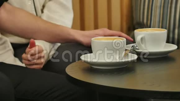 男人和女人手拿着咖啡杯视频的预览图