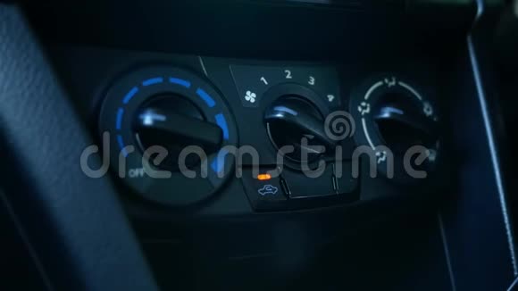 关闭司机手调节车空调和通风系统与风扇速度选择旋钮在车上科技视频的预览图