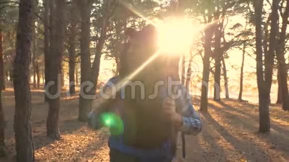 男子游客在徒步旅行时带着背包在树林中漫步概念旅行旅游冒险视频的预览图