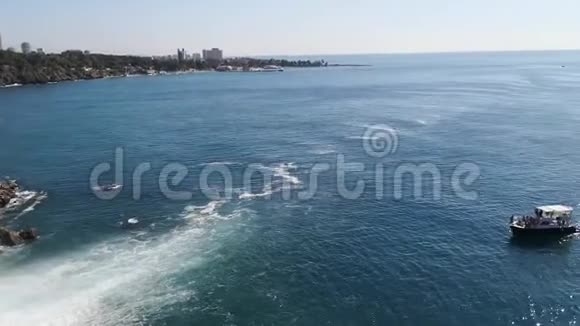 土耳其安塔利亚Duden瀑布附近的两艘旅游船视频的预览图