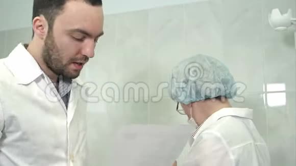 男医生和护士讨论血样视频的预览图