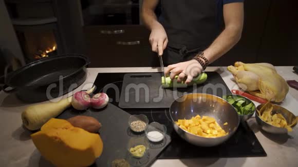 男人在家准备健康的饭菜厨房里有鸡肉和蔬菜视频的预览图